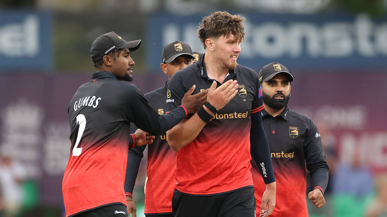Hamza Shaikh Century and Alex Green Masterclass: Leicestershire Secure Final Berth as Nottinghamshire Collapse