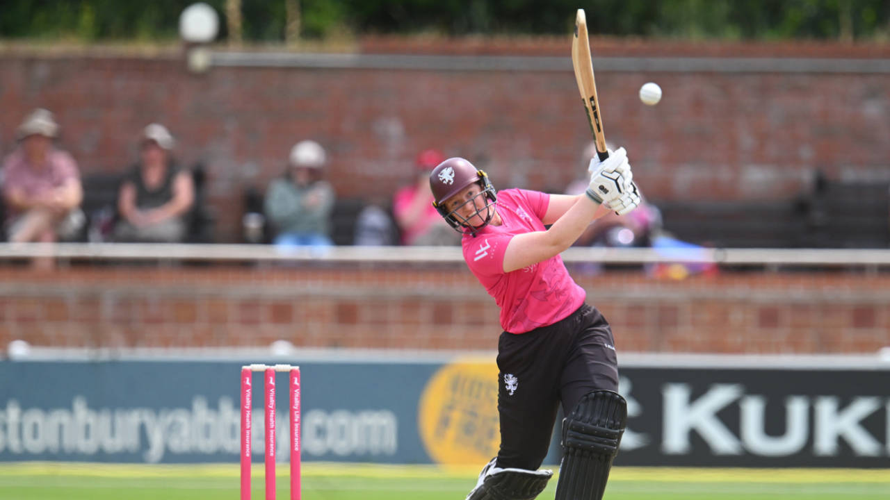 Somerset Openers Bex Odgers and Sophie Luff ki Masterclass: Essex ki bowling ki dhajjiya udi