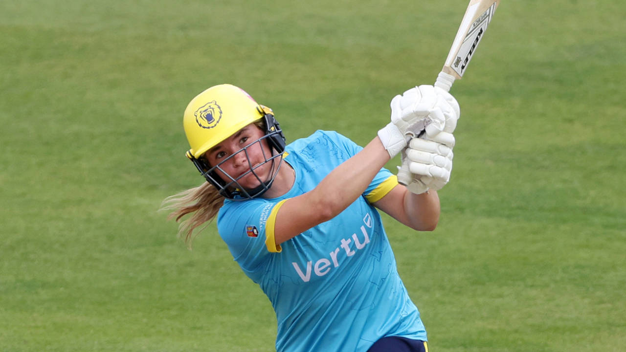 Meg Austin aur Em Arlott ka Edgbaston mein Toofaan: Warwickshire ne Yorkshire ko buri tarah raunda