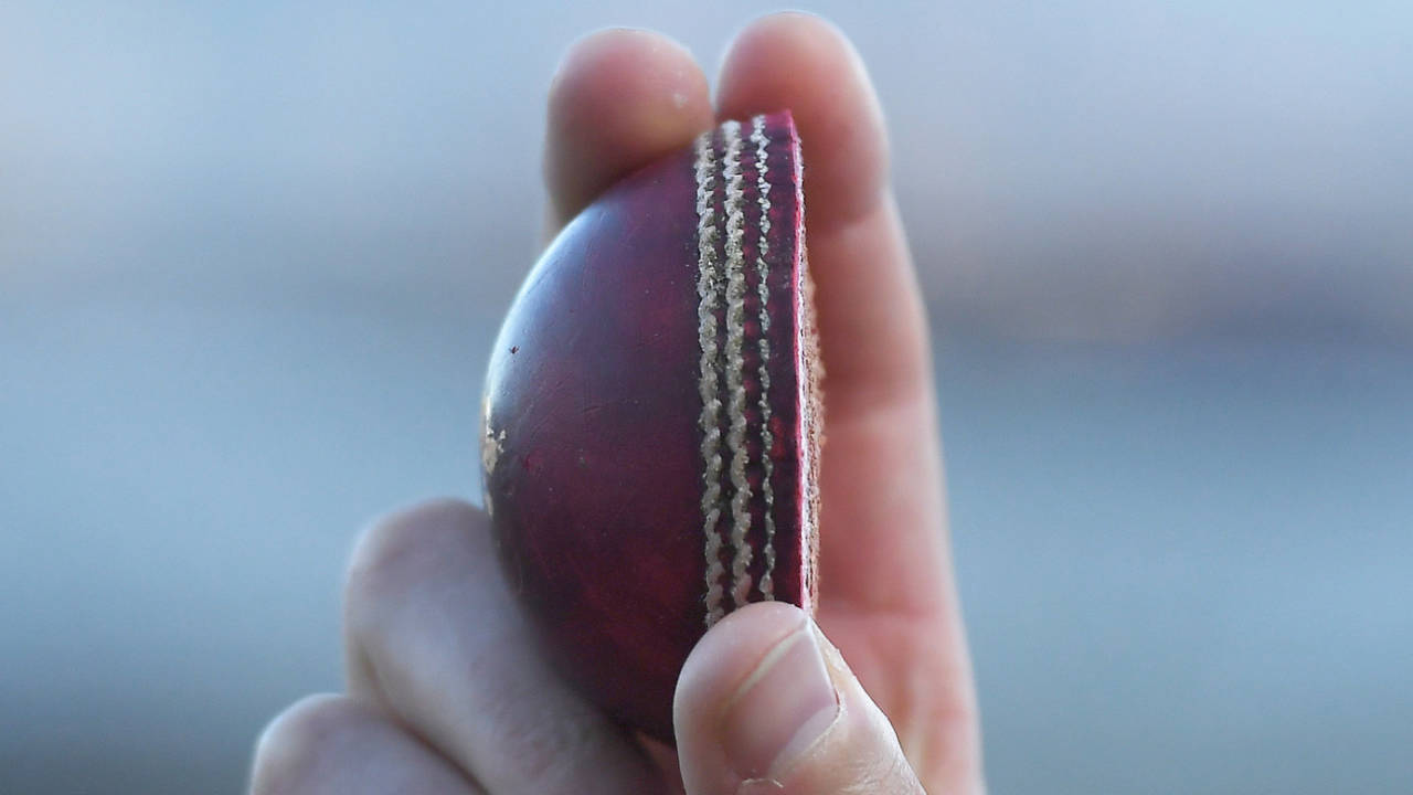 Ollie Robinson aur Josh Tongue ne kiya Pakistan ka bura haal, Leeds Test mein match ball ke kar diye do tukde