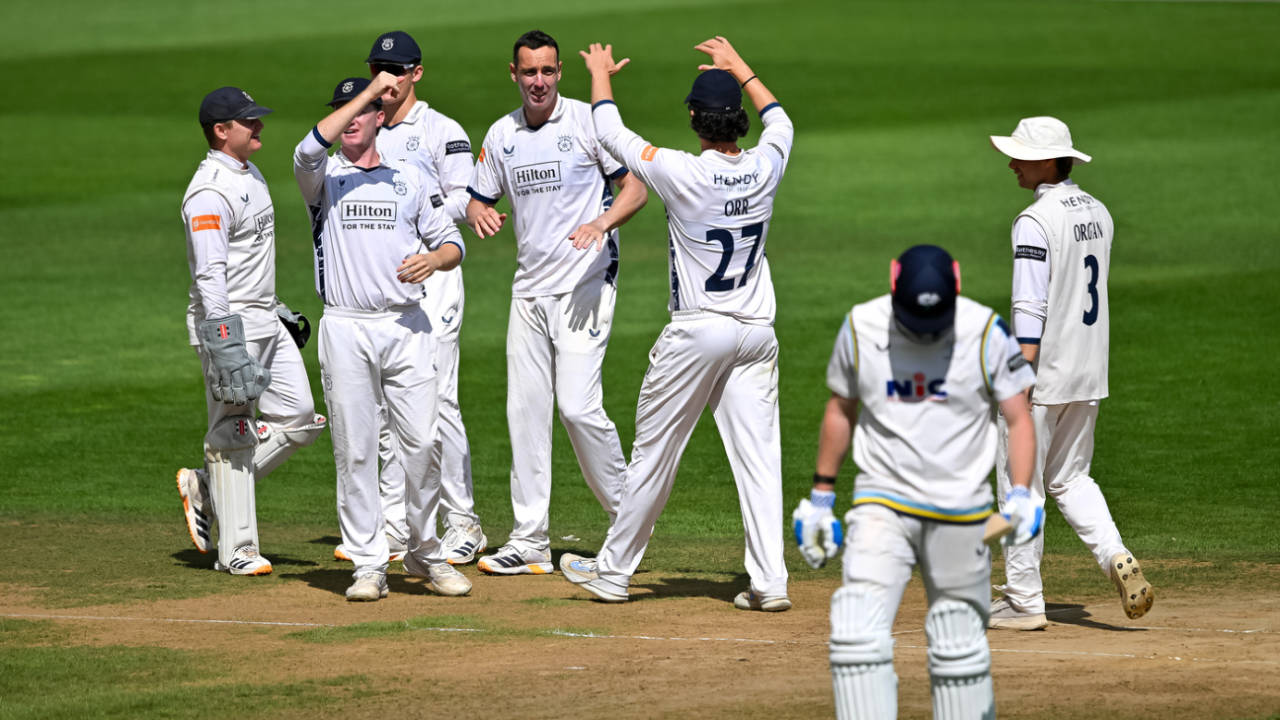 Fatherhood Power! Kyle Abbott Ne Yorkshire Ka Nikala Tel Lekin Hampshire Ki Halat Bhi Tight