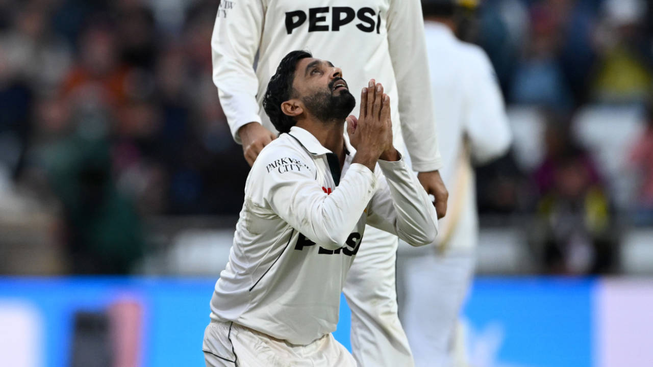Ali Usman ne 5-Wicket Haul se banaya Record par Pakistan ki Bowling ne phir karwaya Popat: England in Dominance at Headingley