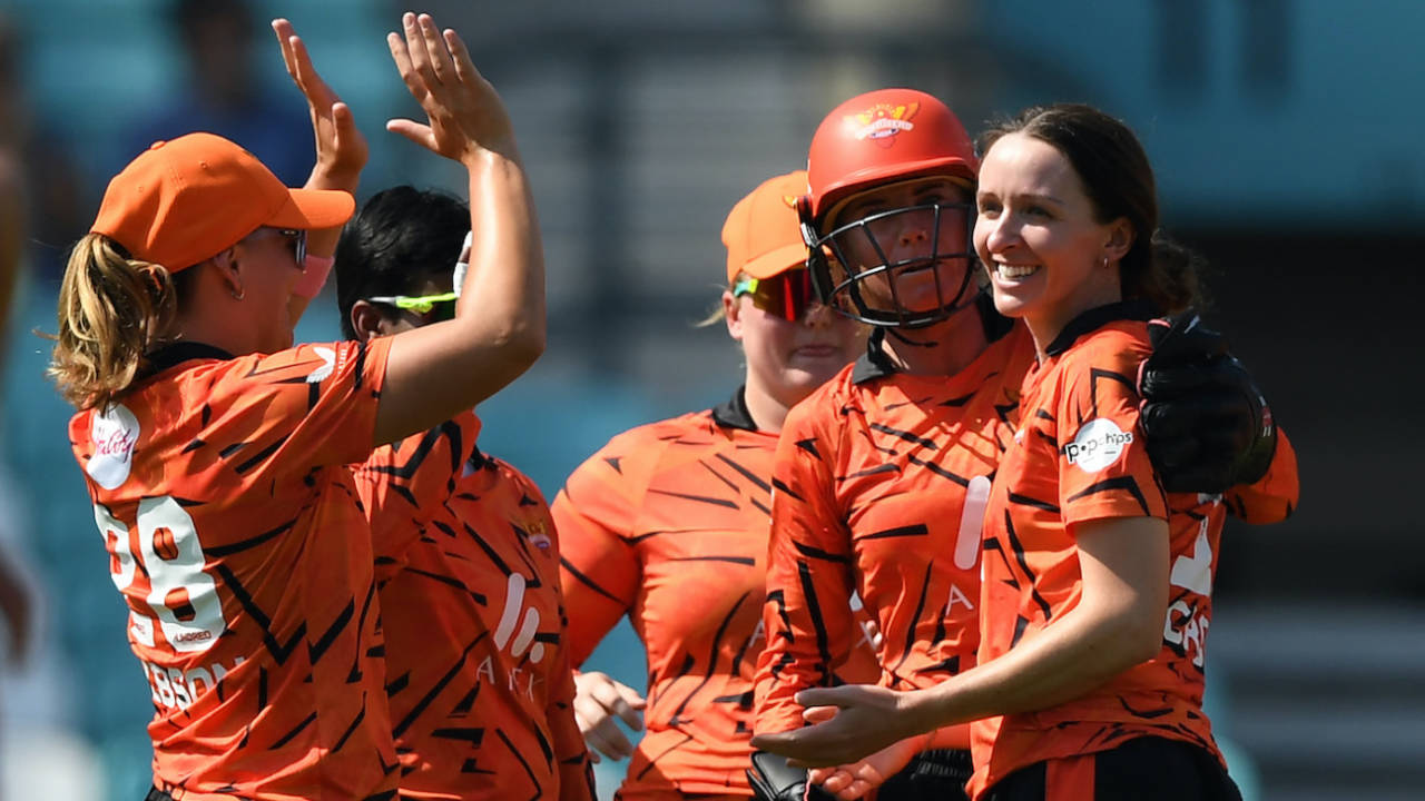 Kate Cross Retirement: Lancashire ki Sherni aur England ki Speedster ne kiya sanyaas ka elaan, 21 saal ke suffer ka hoga emotional end