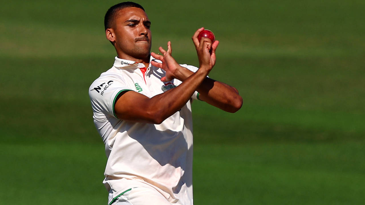 Leicestershire vs Glamorgan: Ian Holland aur Ben Mike ki Seam-Bowling ne Machayi Tabahi!