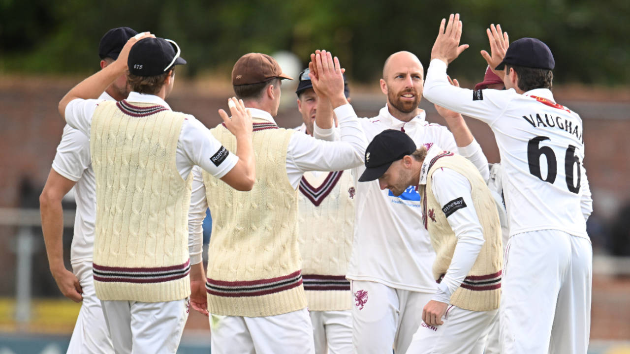 Somerset vs Essex: Jack Leach aur James Rew ka Taunton mein Masterclass, Follow-on ke bojh tale dabi Essex!