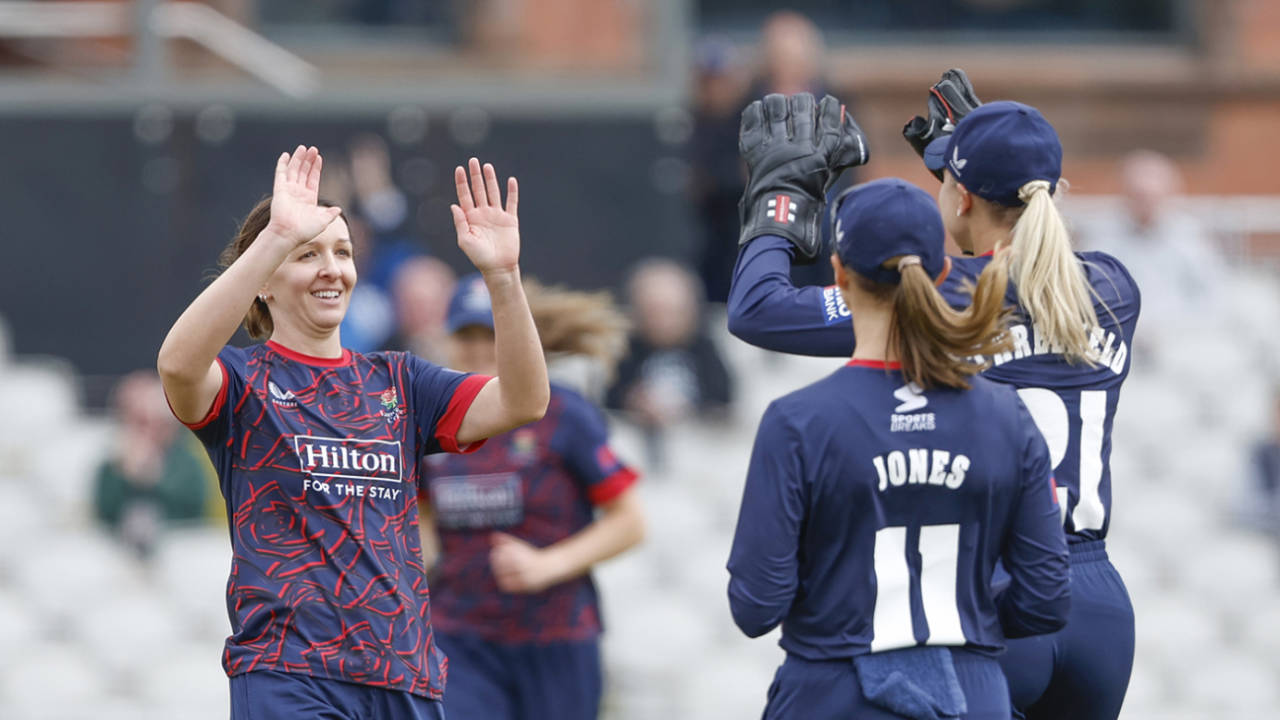 Legendary Kate Cross Ka Farewell Tour Shuru: 4 Wickets Se Machaya Kohram, Lancashire Ki Knockout Umeed Barkaraar!