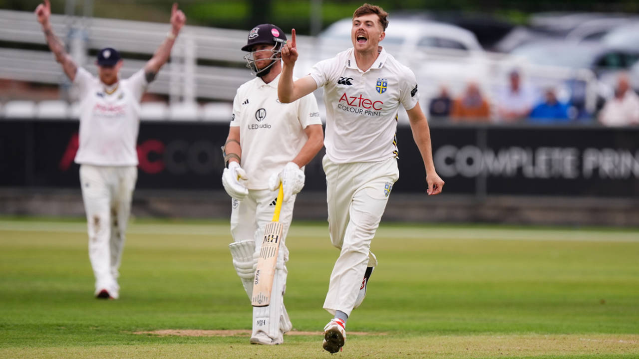 Nightclub Controversy se Ground tak: Brydon Carse ne machayi tabahi aur Kasey Aldridge ne Gloucestershire ko kiya dher