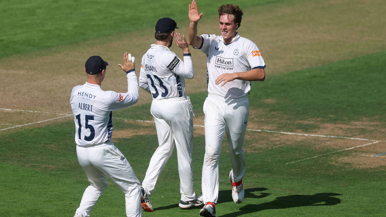 Glamorgan vs Hampshire: Sophia Gardens mein baarish ka kahr, wickets ki baarish mein phansi Glamorgan