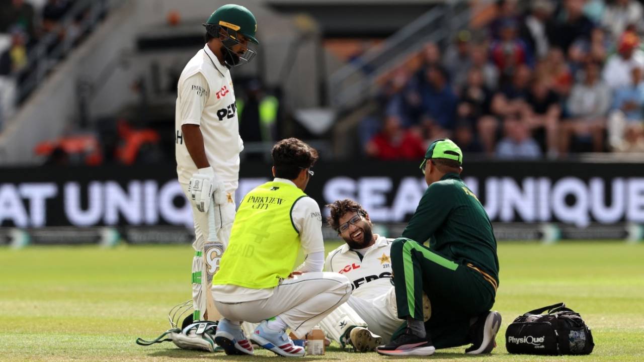 Lord's Mein Pakistan Ki Phuss: Imam-ul-Haq Out Aur Jeet Ka Khwab Chaknachoor!