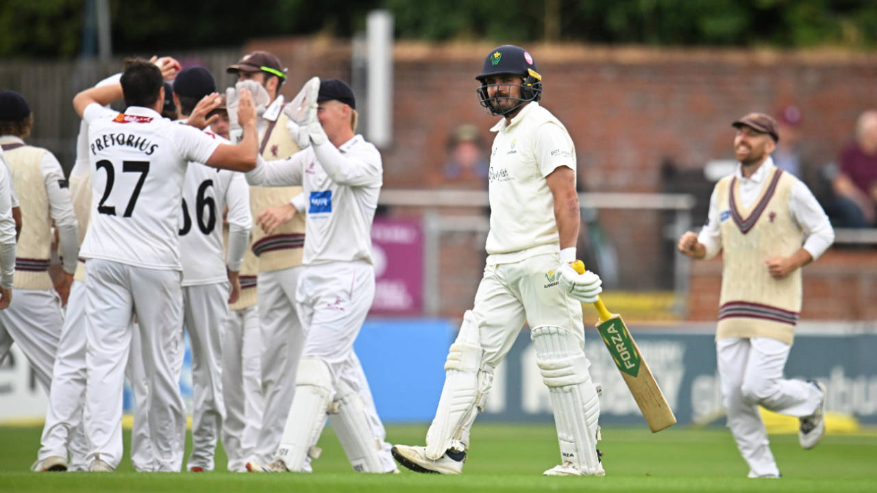 Somerset Seamers Ne Machaya Gadar: Glamorgan Ki Batting Hui Dher Aur Title Ki Taraf Majboot Kadam
