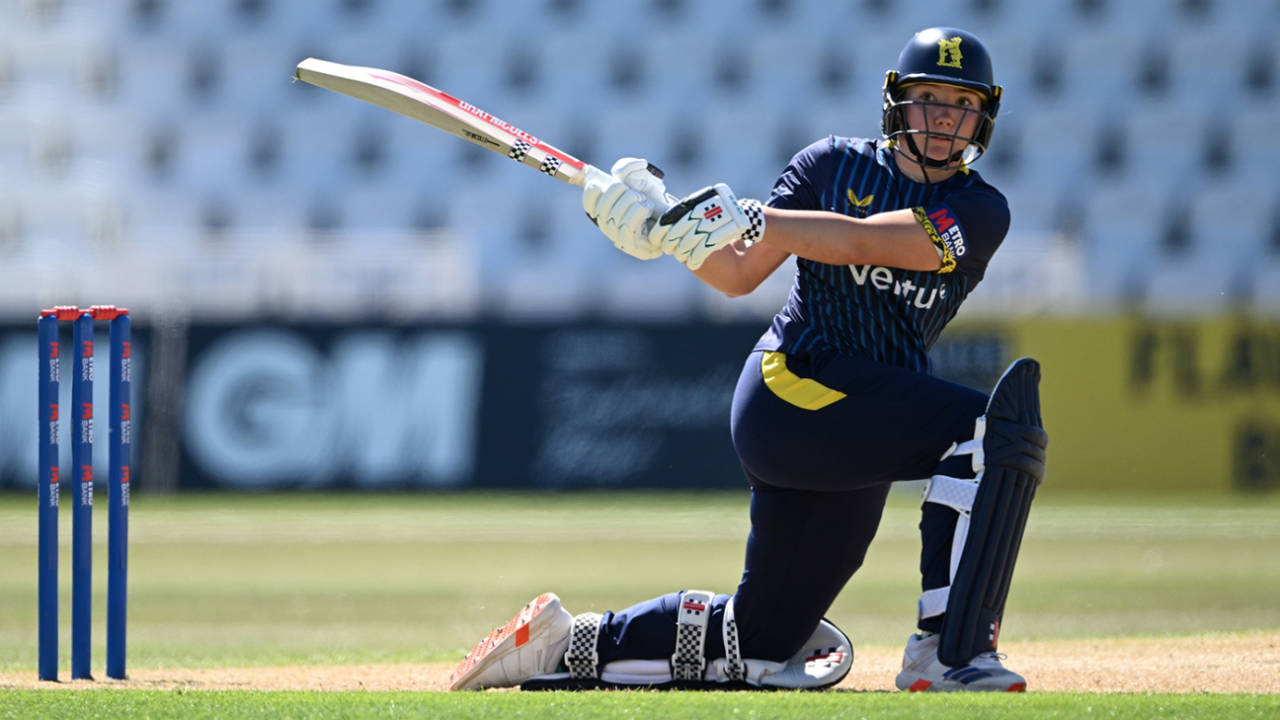 Warwickshire ki Knockout Race Barkarar: Katie George aur Abbey Freeborn ne Essex ko kiya Edgbaston mein Ch चित!
