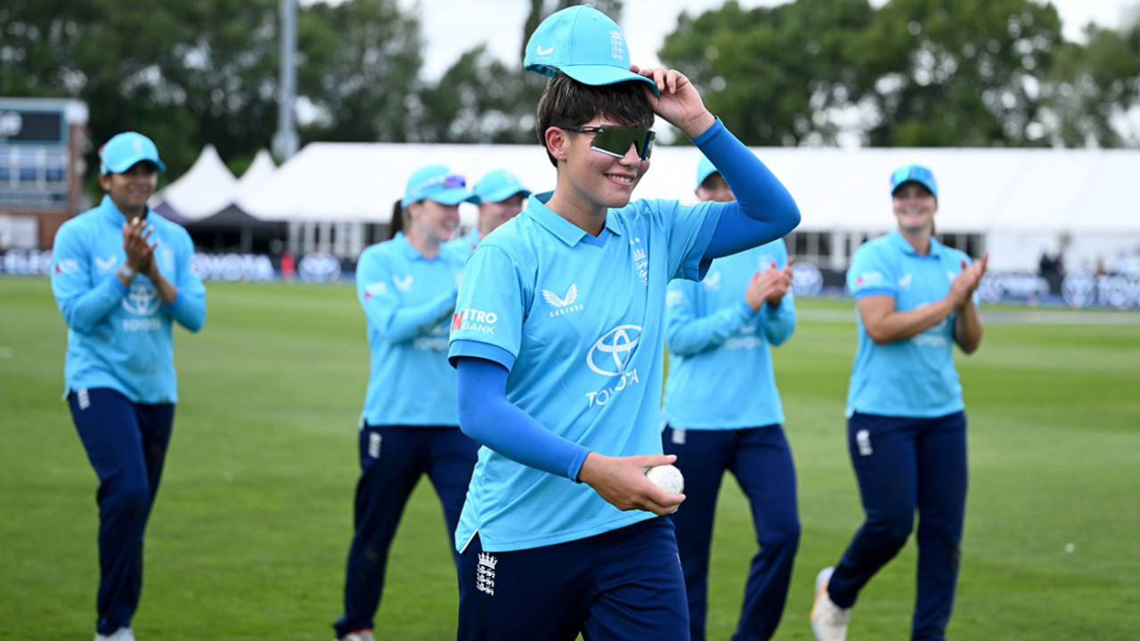 Issy Wong Ka Tufaan: Ireland Ki Batting Line-up Taash Ke Patton Ki Tarah Bikhri!