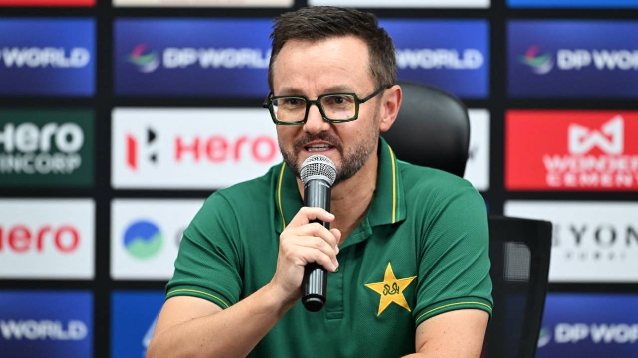 PCB ka Naya Tamasha: Mike Hesson Confused as Pakistan Sacks Half the Team Mid-Series!