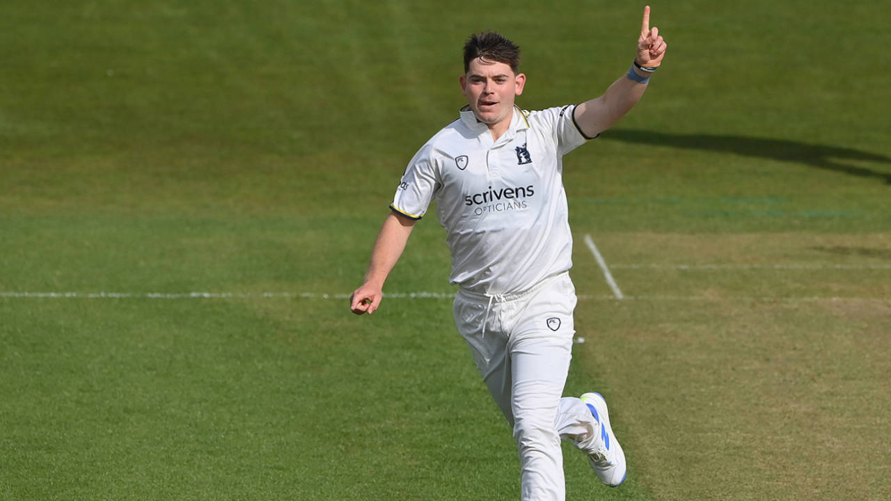 Ethan Bamber ka Khauf: Glamorgan 69 All Out! Warwickshire ki Title Race mein Dhamakedar Entry