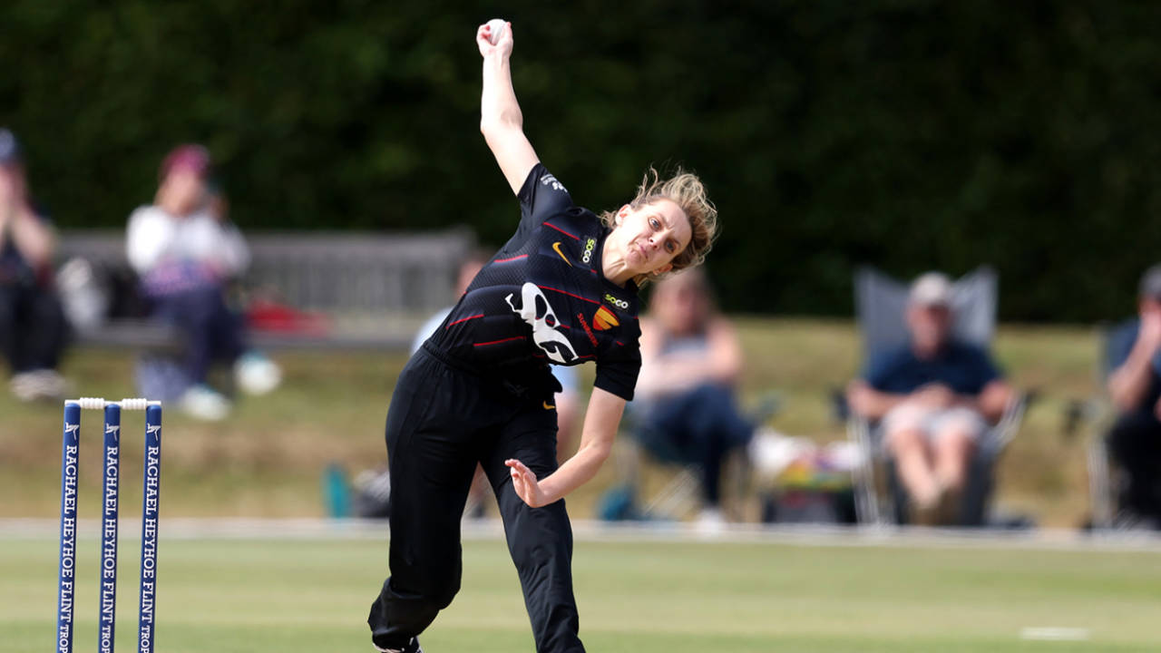 Kate Coppack Ki Tabahi Se Sharmshaar Hui Warwickshire: Surrey Ne 10 Wickets Se Maara Karara Thappad