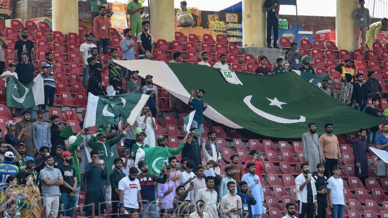 Pehchan Kaun: Portsmouth Me Pakistan Under-19 Team Ko Samjha Asylum Seekers, Protesters Ne Hotel Ke Bahar Kiya Bhari Hungama