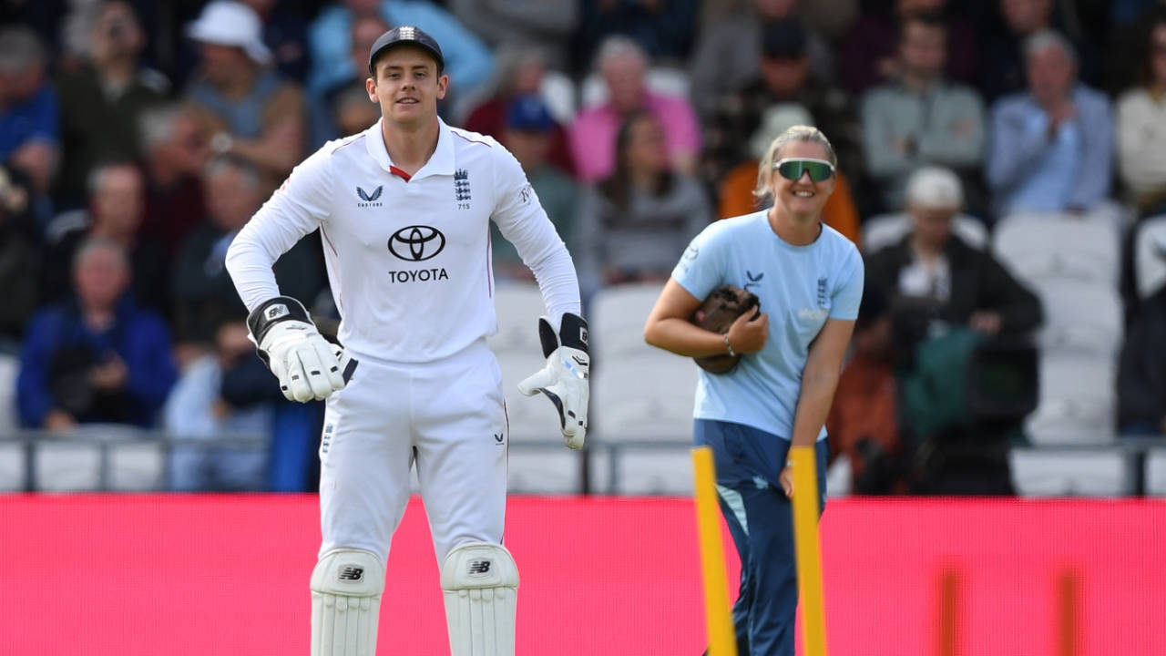 Jamie Smith ki Ungli aur Pakistan ki Kismat Dono Tedhi: Jordan Cox takes the Gloves as England Dominates