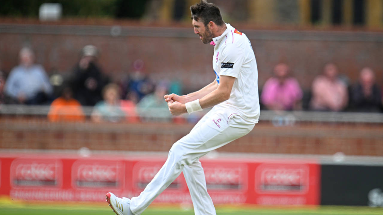 Somerset ka Brutal Dominance: Leicestershire ko 377 Runs se kuta, Title ki taraf badhaye mazboot kadam