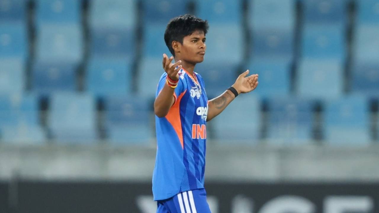 Kranti Gaud Fined: Asia Cup Final Mein Dikha Indian Pacer Ka Aggression, Udhar Pakistan Ki Susti Par Phir Barsa ICC Ka Danda