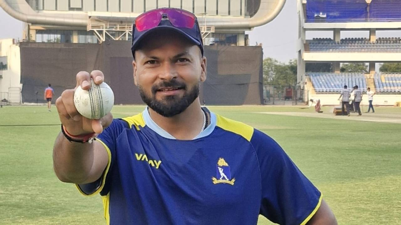 England Ki Pitch Aur Mukesh Kumar Ka Keher: Nottinghamshire Ke Liye Ab Gopalganj Express Machayega Tabahi!