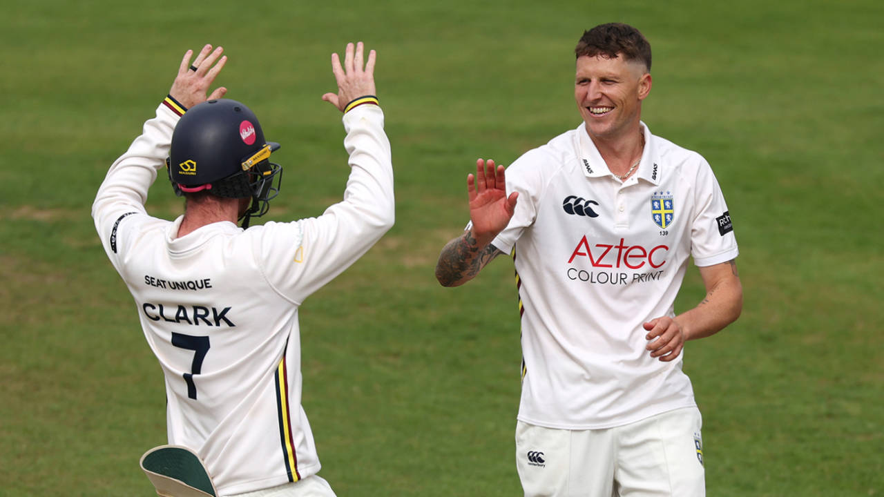 McCullum Ki Brydon Carse Ko Direct Warning: Sudhar Jao Ya Ghar Baitho, Plus Kevin Pietersen Ki Unfiltered Entry!