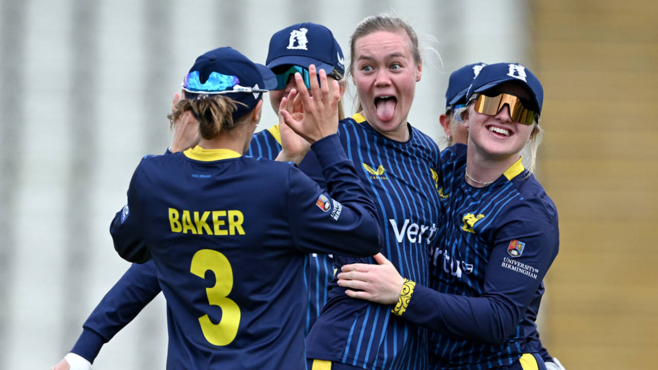 Warwickshire Ne Kiya Bada Shikaar: Alexa Stonehouse Bani Permanent Bear, Surrey Ko Laga Zor Ka Jhatka