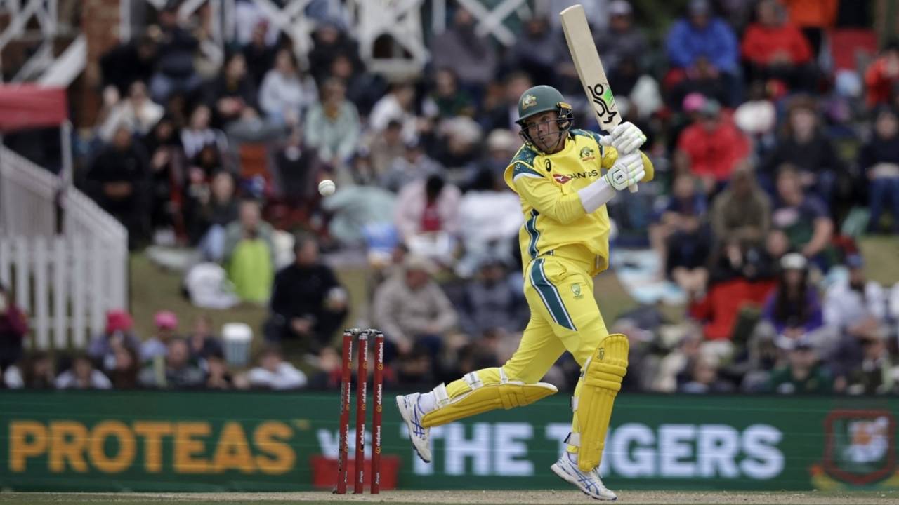 Mitchell Marsh aur Alex Carey ne machaya ghamasan: Australia ne South Africa ke samne rakha 323 runs ka target