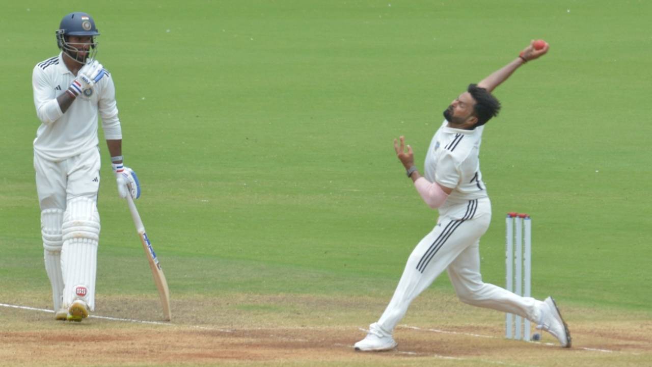 Mukesh Kumar Ki Ghaatak Gendbaazi: Rest of India Ne Srinagar Mein J&K Ko Kuchla, Irani Cup Par Lagayi Seal