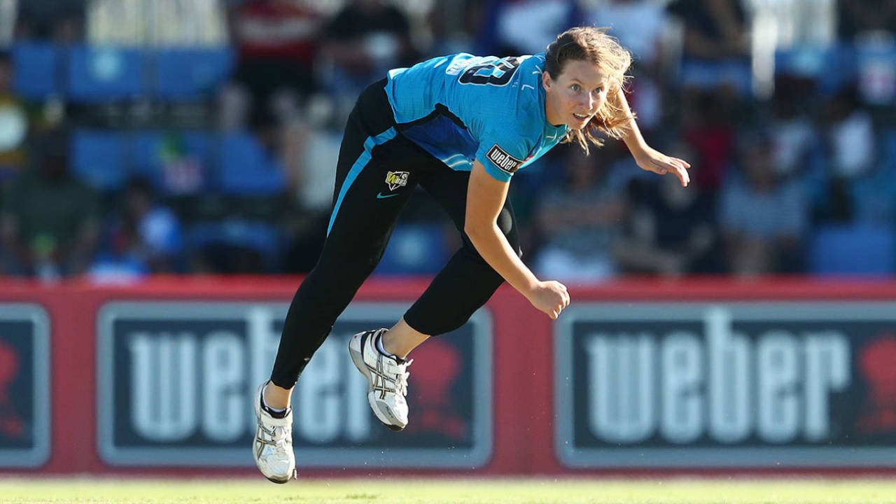 Aussie Speedster Darcie Brown WBBL se bahar: India tour par hui back injury ne kiya Adelaide Strikers ka game over!