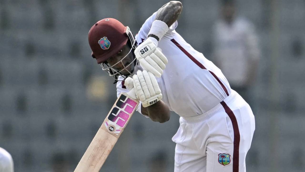 Dhaka mein Bangladesh ka Spin Jaal: Tagenarine Chanderpaul aur Justin Greaves ne chhoda saath